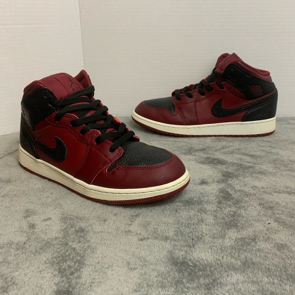 Nike Air Jordan 1,s ( Retro )